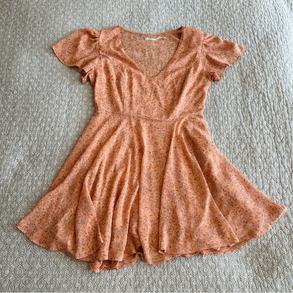 Kimchi Blue Flutter Sleeve Chiffon Peach Floral Fit & Flare Mini Dress Size 6 - Picture 7 of 13